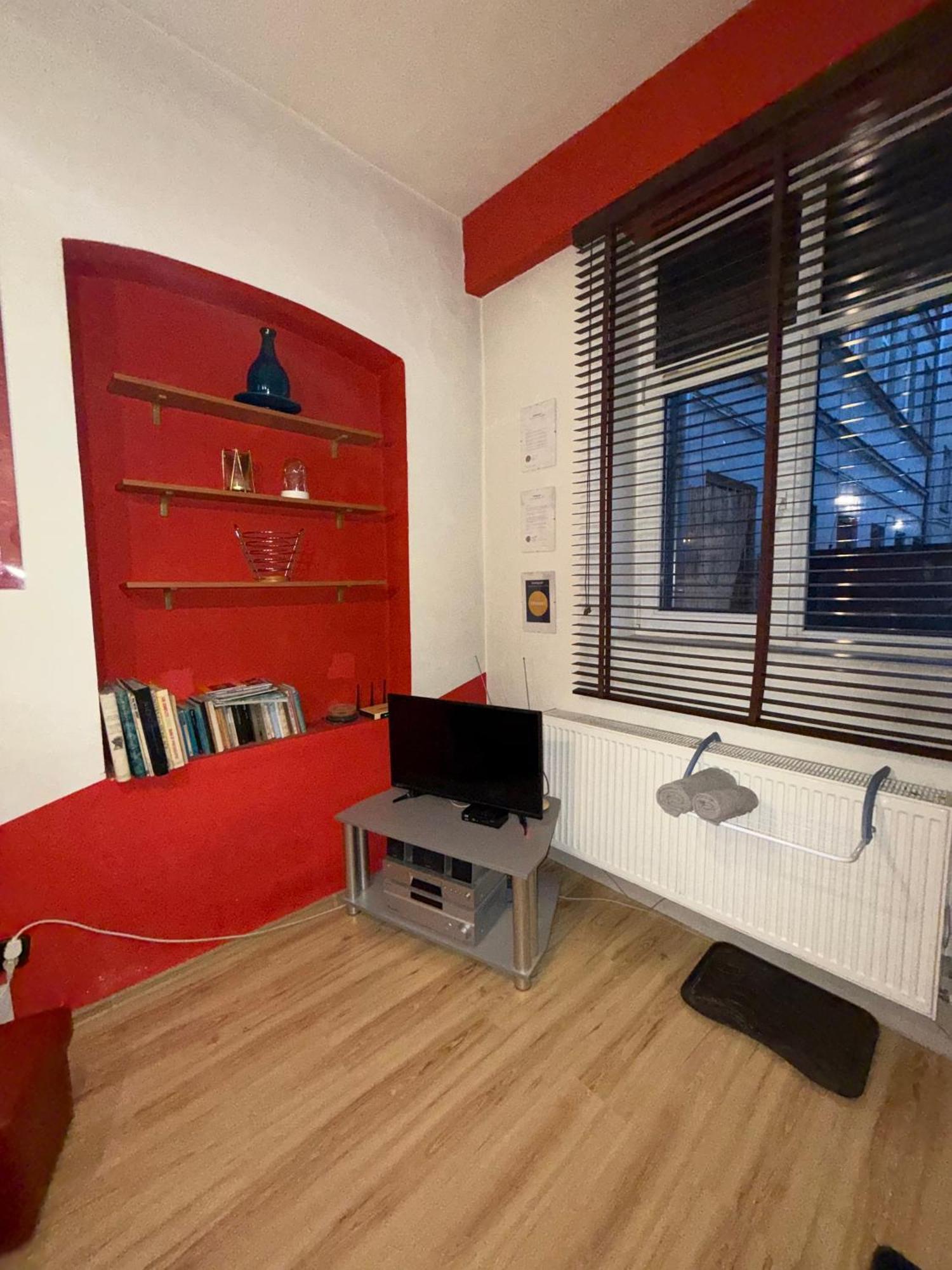 Studio Red And White Apartment Lodz  Exterior photo